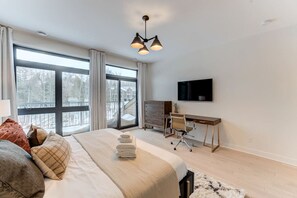 4 makuuhuonetta, työpöytä, silitysrauta/-lauta, vauvan matkasänky