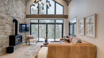 Smart TV, fireplace, stereo