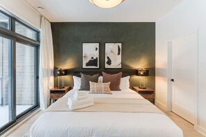 4 habitaciones, escritorio y tabla de planchar con plancha 