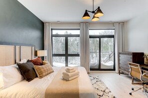 4 soverom, skrivebord, strykejern/-brett og reiseseng for barn