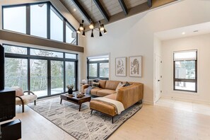 Smart-TV, Kamin, Stereoanlage