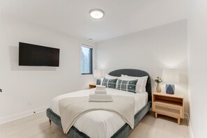 4 habitaciones, escritorio y tabla de planchar con plancha
