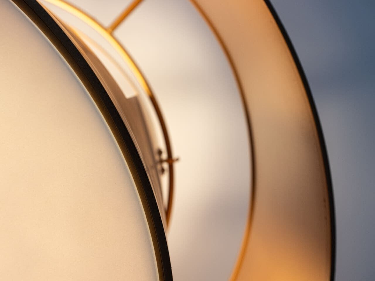 Un gros plan d’un élément architectural circulaire, doté d’un design incurvé et d’un élément métallique.