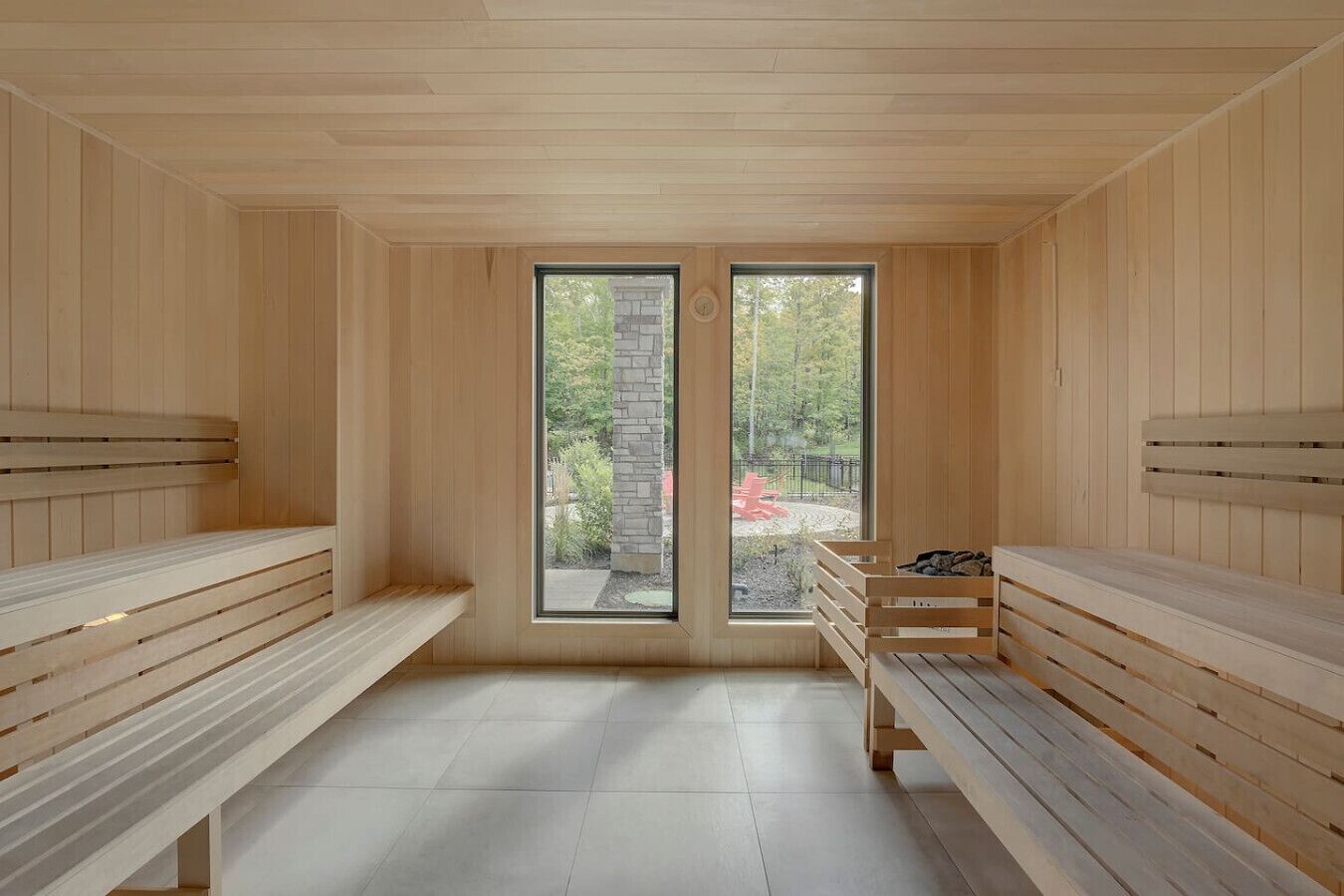 Een sauna met houten banken en grote ramen.