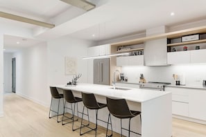 Fridge, microwave, oven, stovetop - Ski Tremblant-Verbier Condo 2 free parking spa/gym (Mont-Tremblant)