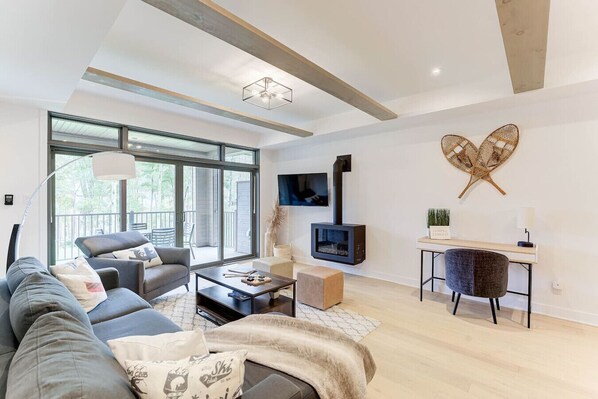 Smart TV, fireplace
