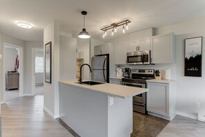 Fridge, microwave, oven, stovetop - Tremblant 2BDR condo on the golf (Mont-Tremblant)