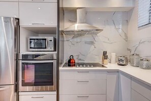 Kylskåp, mikrovågsugn, ugn och spishäll