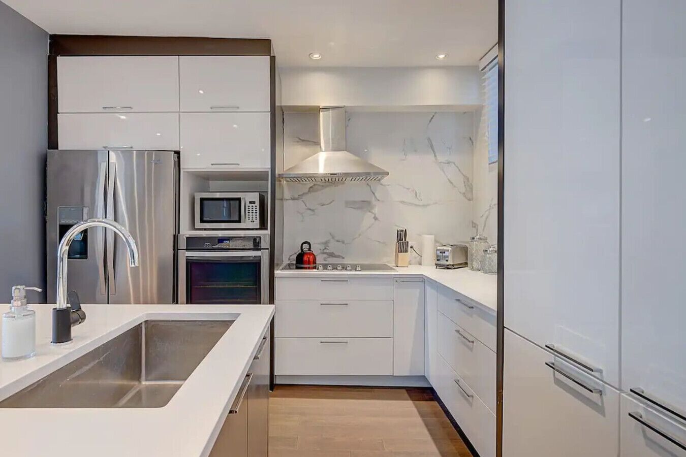 冰箱、微波炉、烤箱、炉灶