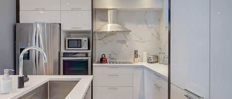 Frigorífico, microondas, horno y placa de cocina