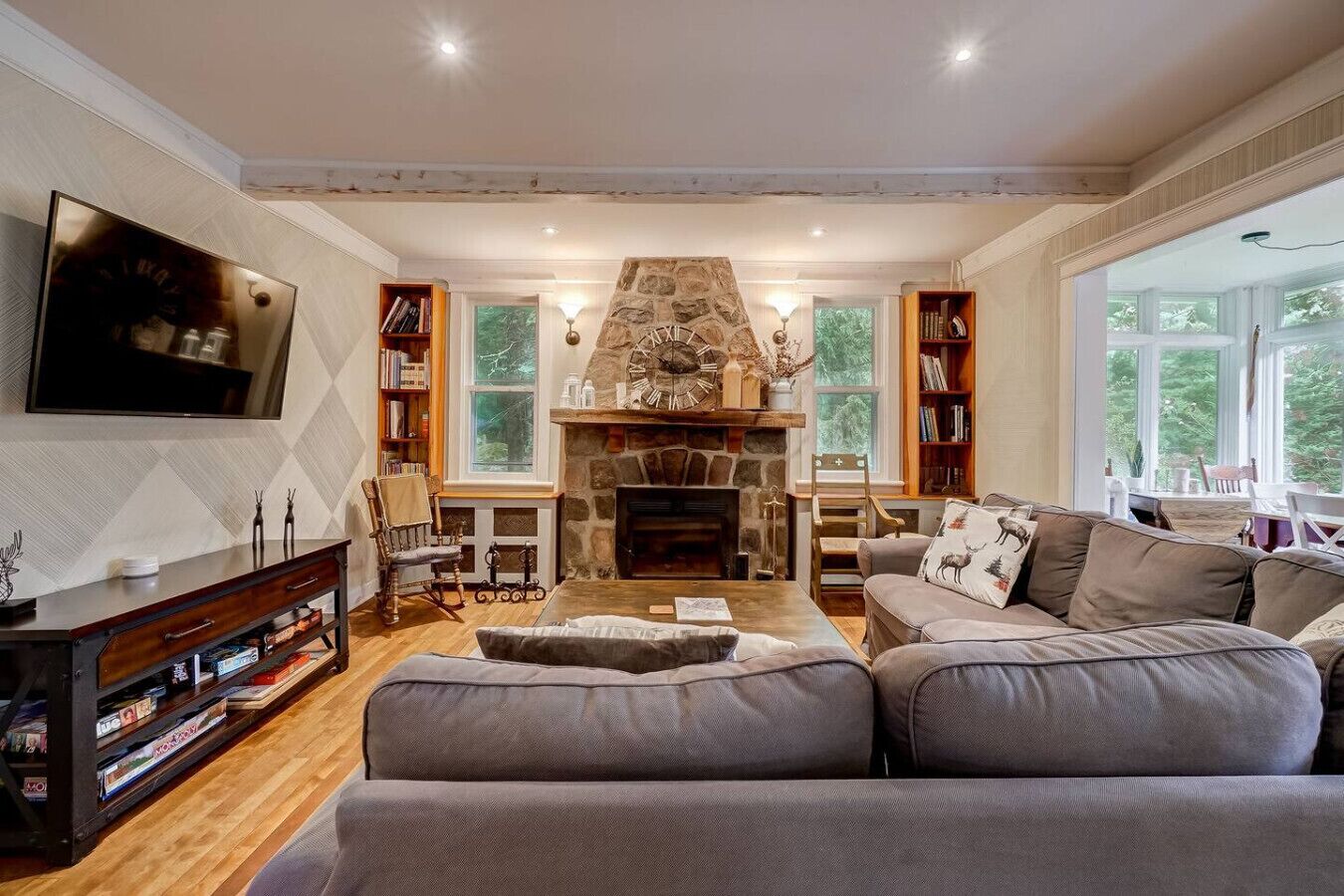 Smart-tv, een open haard en tafelvoetbal