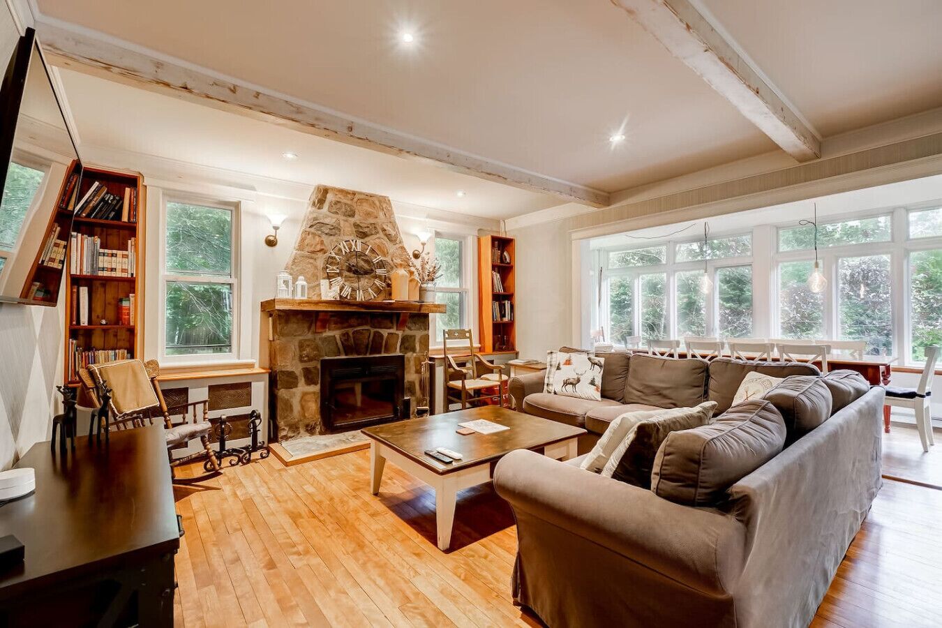 TV connectée, cheminée, baby-foot