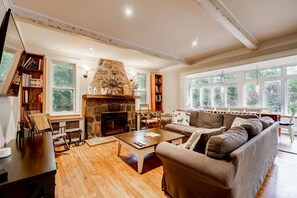 TV connectée, cheminée, baby-foot