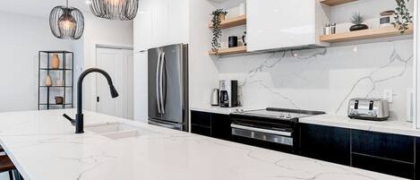 Réfrigérateur, four à micro-ondes, un four, surface de cuisson