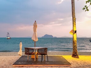 Couples dining - Phuket Moonlit Bay Seaview Resort&Spa (Ratsada)
