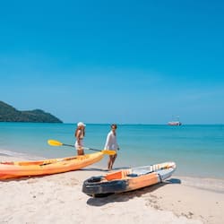 海灘、白沙、躺椅、太陽傘