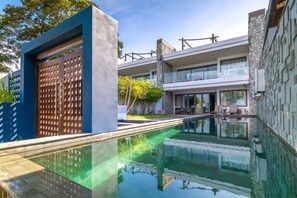 Villa de lujo, 2 habitaciones, alberca privada, junto a la playa | Área de sala de estar | Smart TV de 42 pulgadas con canales digitales, libros y estéreo