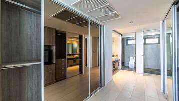 Een modern interieur met schuifdeuren naar een keuken en badkamer, met een strak, minimalistisch design.