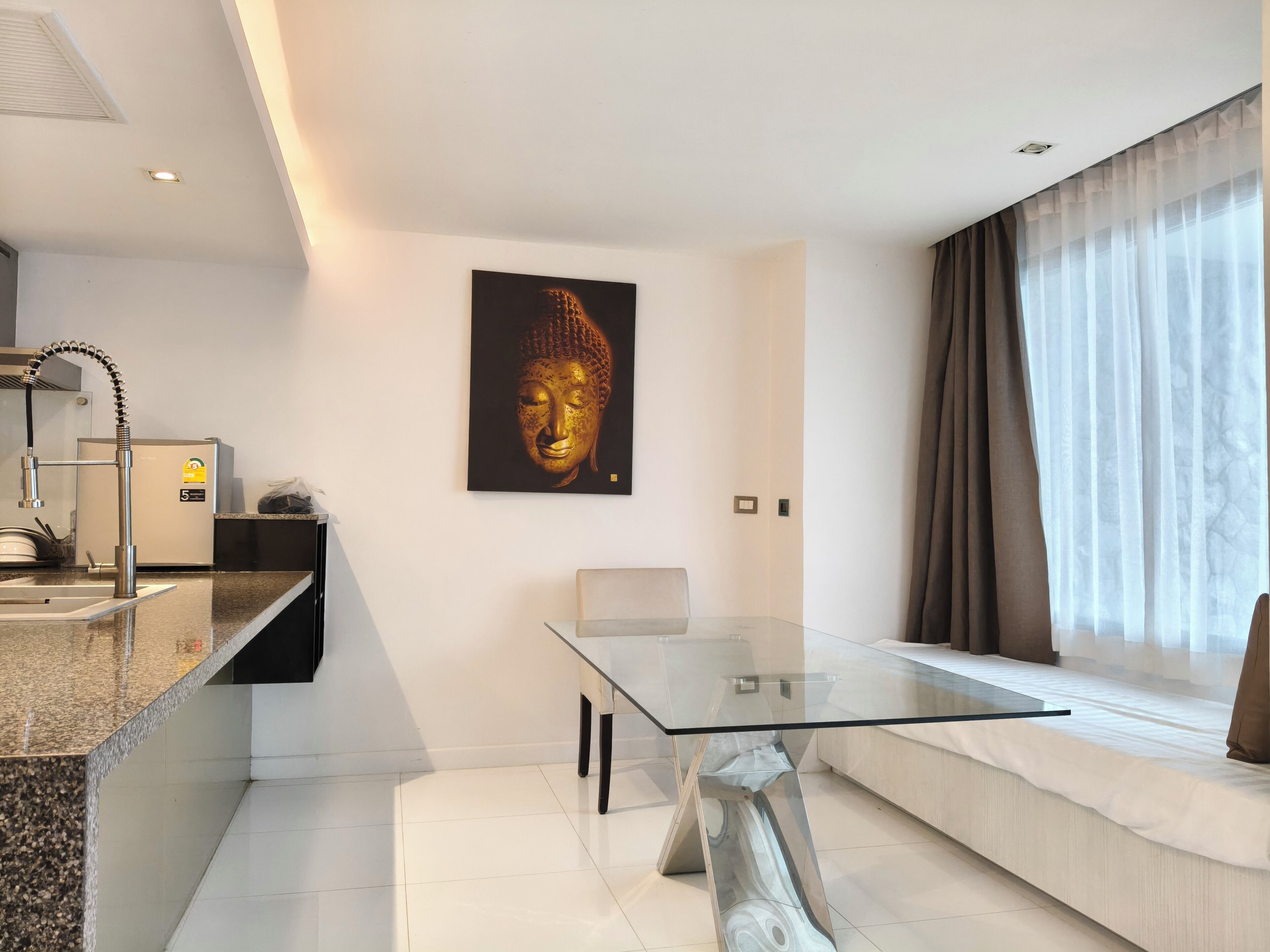 Dobbeltrom – classic | Oppholdsrom | En 42-tommers smart-TV med digitale kanaler samt bøker og stereoanlegg