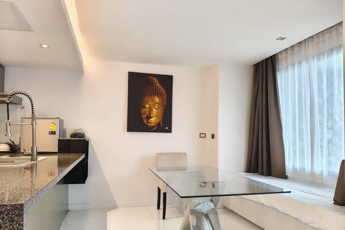 Habitación doble clásica | Sala de estar | Smart TV de 42 pulgadas con canales digitales, libros y estéreo 