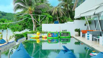 AuĂenpool, geöffnet von 10:00 Uhr bis 21:00 Uhr, Sonnenschirme