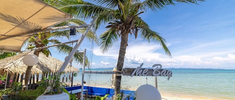Plage, sable blanc, chaises longues, parasols