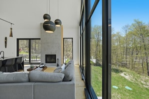 Smart TV, fireplace