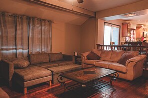 Smart TV - Spacious 4-bedroom Getaway in Portage, Perfect for family get togethers (Portage)