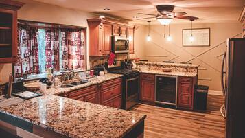 冰箱、微波炉、烤箱、炉灶