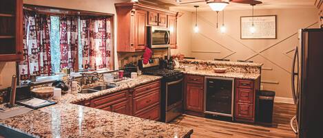 Kylskåp, mikrovågsugn, ugn och spishäll