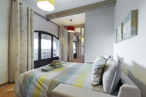 9 habitaciones, tabla de planchar con plancha, wifi y ropa de cama 