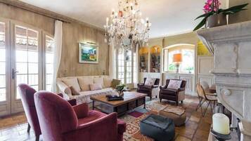 Télévision, cheminée, table de tennis de table