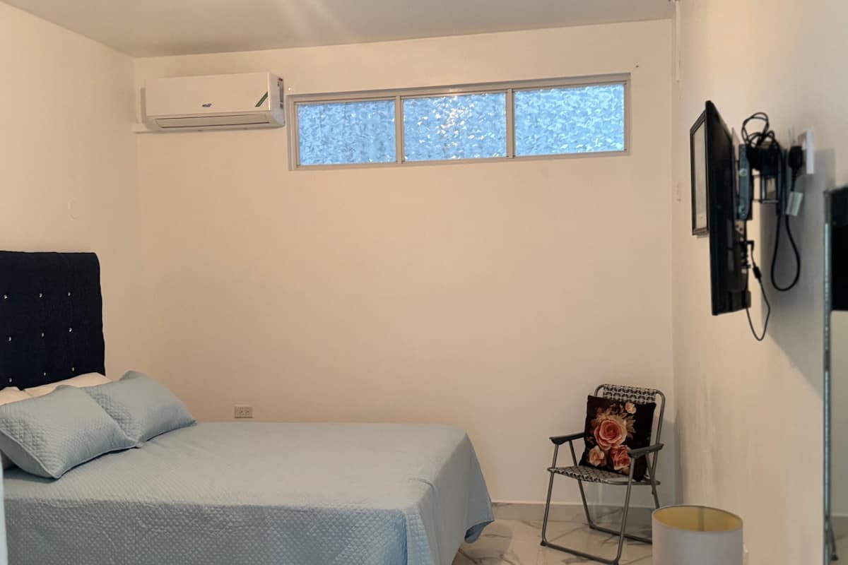 1 dormitori, cortines opaques i planxa i posts de planxar