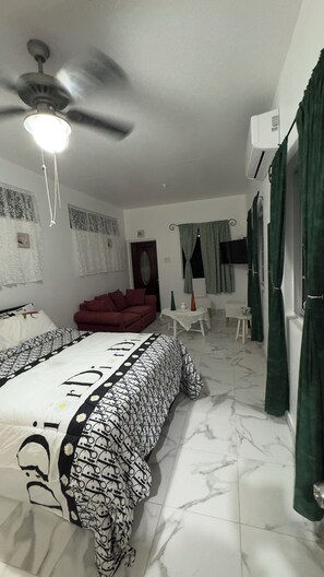 Estudi en suite familiar, vistes a la muntanya | Roba de llit hipoal·lergògena i cortines opaques 