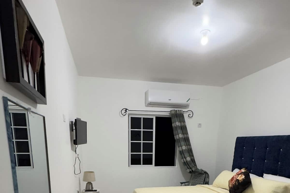 Chambre Deluxe, vue cour intérieure | 1 chambre, rideaux occultants, fer et planche à repasser, Wi-Fi gratuit