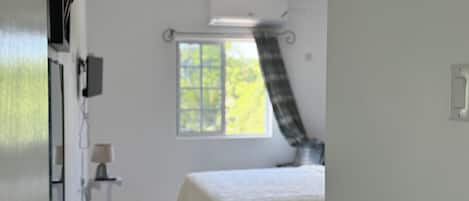 Deluxe-huone, näköala pihalle | Pimennysverhot, silitysrauta/-lauta, ilmainen Wi-Fi