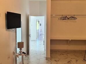 Standard Twin Room, 1 King Bed | Hypo-allergenic bedding, blackout curtains, iron/ironing board - Thebreeze2022 (Clarendon Park)
