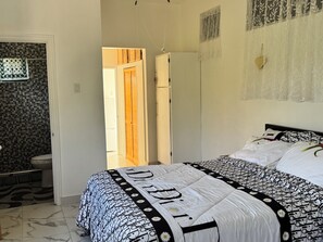 Estudi en suite familiar, vistes a la muntanya | 1 dormitori, cortines opaques i planxa i posts de planxar