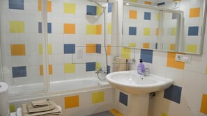 Regadera, bidet, toallas, papel de baño 