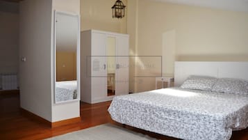 3 chambres, fer et planche à repasser, Wi-Fi, draps fournis