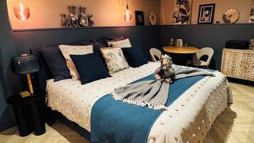 1 camera, una cassaforte in camera, una scrivania, Wi-Fi