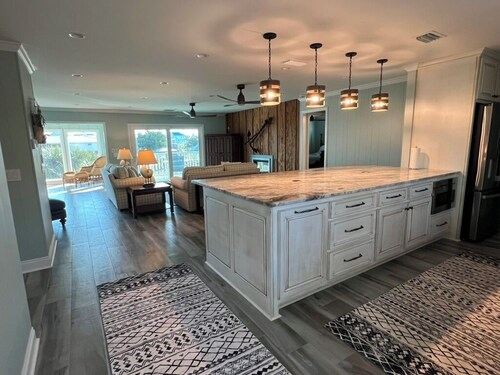 Canal Front Bay View minutes from Beach, 3-bedroom house in tranquil SGI FL