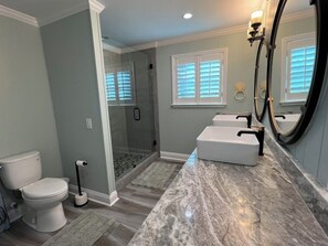 Shower, towels - Canal Front Bay View minutes from Beach, 3-bedroom house in tranquil SGI FL (Saint George Island)