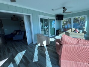 Smart-TV, DVD-spiller og bøker