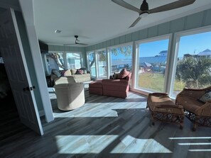 Smart-TV, DVD-spiller og bøker