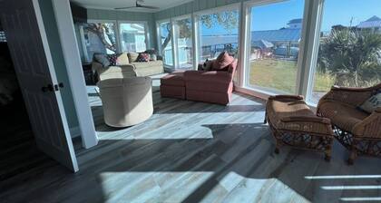 Canal Front Bay View minutes from Beach, 3-bedroom house in tranquil SGI FL