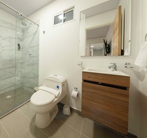 Comfort-Doppelzimmer | Badezimmer | Dusche, Handtücher, Seife, Shampoo