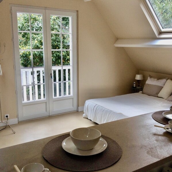 Iron/ironing board, WiFi, bed sheets - Nice Studio in Vaucresson division Thery (Vaucresson)