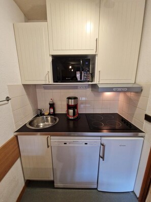 Kjøleskap, mikrobølgeovn, ovn og oppvaskmaskin