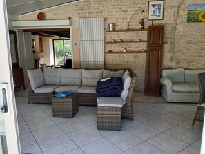 Smart-TV, Kamin, Tischfußball, Tischtennisplatte